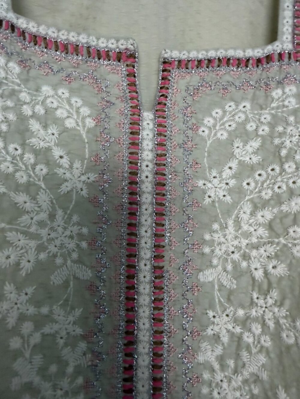 ‘Chikan Kari’ Embroidered Pista/Light Green Linen Top Size S - Picture 4 of 8